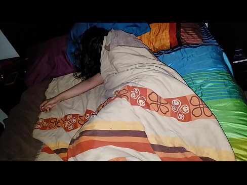 ❤️ Nevlastní syn buzeruje svou mladou nevlastní matku, zatímco ona spí. ❤️❌ Super sex u nás